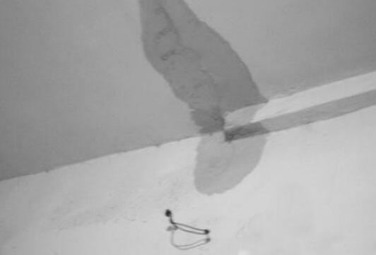 金屬屋面檐口滲水應(yīng)該怎么解決？